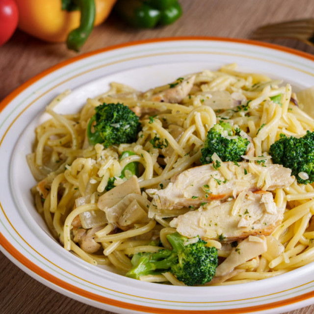 羅勒雞肉義大利麵  creamy Basil chicken pasta